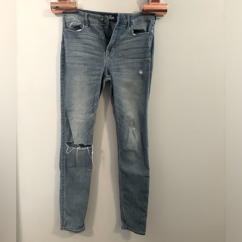 Size 7R Hollister ripped blue skinny jeans! Flexible denim material.